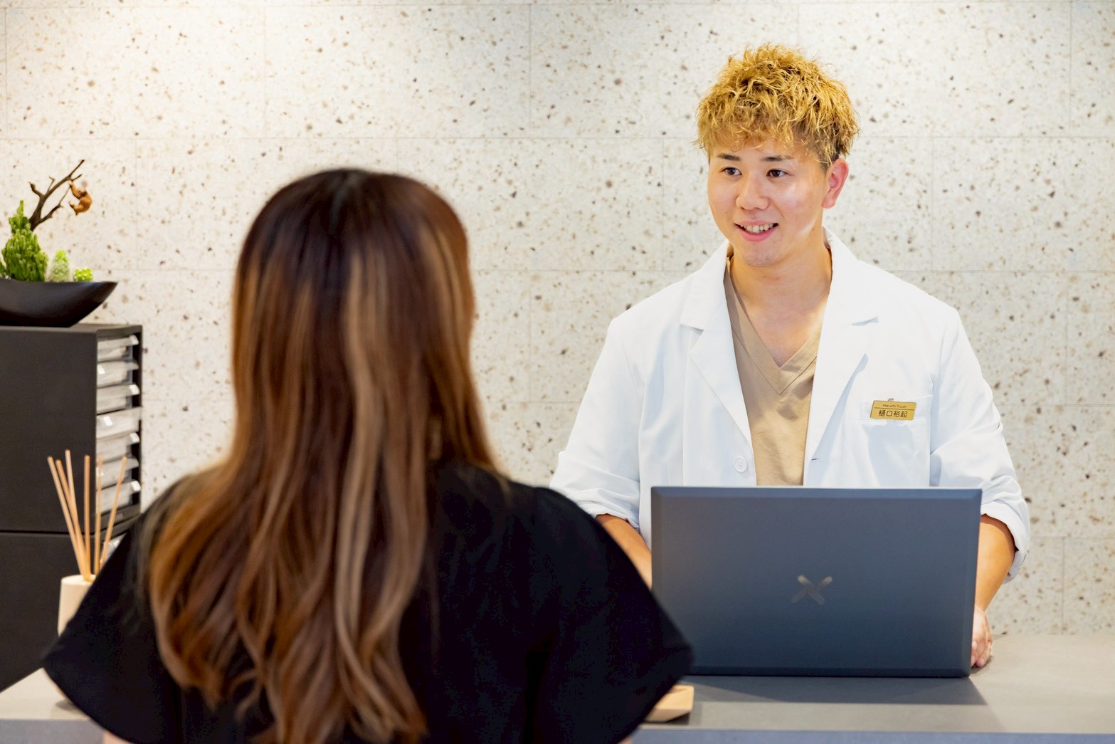 お会計と次回予約の様子