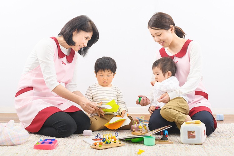 保育士がお子様と遊んでいる様子